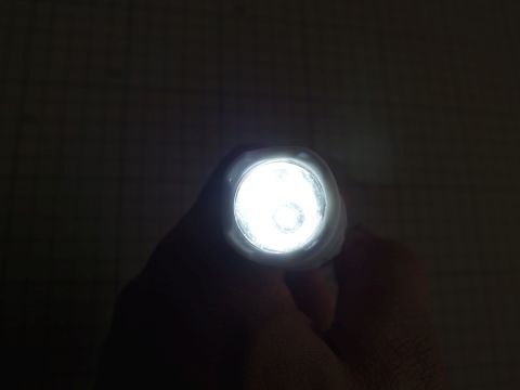 LEDスリムライトのLEDは1個ですが、そこそこ明るいです。