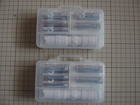 小物ケースは2個入りなので、LEDスリムライトと単3電池5本をもう1セット買って、懐中電灯パックを2セット作りました。