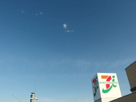 ステラタウンの屋上駐車場に来ました。UFO探しをしていると小さな雲もUFOに見えてきてしまいます。