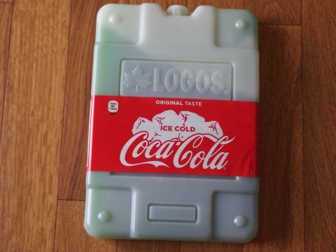 剥がしたコカコーラ1.5Lペットボトルラベル（ICE COLD氷の絵バージョン）を保冷剤に貼り付けます。ロゴスの保冷剤（倍速凍結 長時間保冷）を使用。