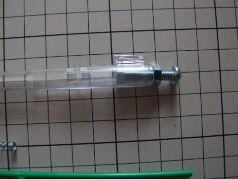 ボールペン本体の筒に、このようにネジが余裕で入ることが分かり、材料に使うことに決定しました。