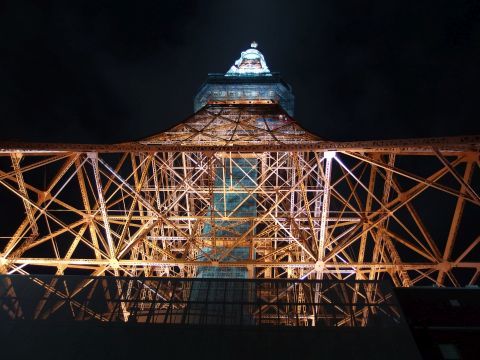 夜になって、真下から見た東京タワーです。