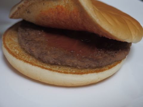 ハンバーガーの中身はパティとケチャップとピクルス。さびしいですなぁ。これをモスバーガーに作り変えます。