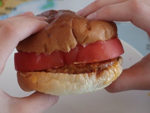 コンビニハンバーガーに厚切りトマトを加えて「厚切りトマトハンバーガー」