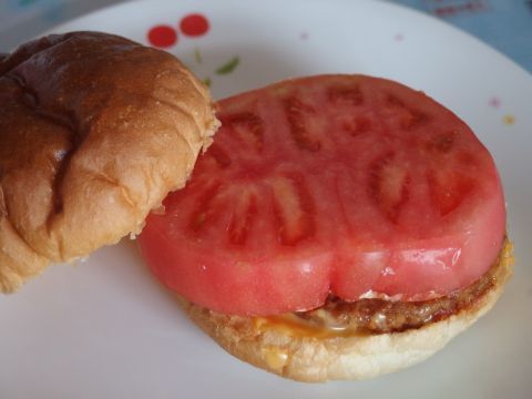 コンビニのハンバーガーに厚切りトマトを割り込みました。