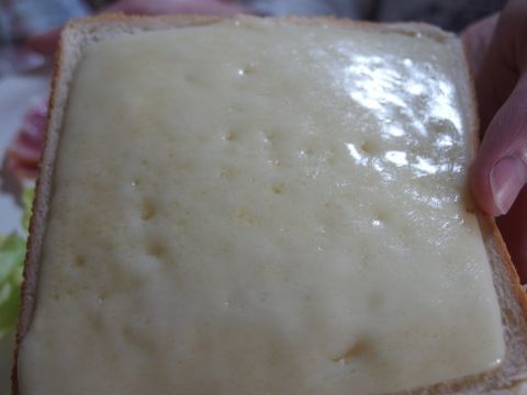 コストコで買ってきたハバティのスライスチーズをのせてトーストしました。食パンサイズでピッタリです。