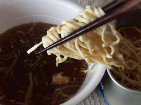 なのでこうすることにしました。マルちゃん正麺の麺をもちもちの木スープに移します。