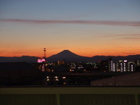 ステラタウン屋上駐車場より、きれいな夕焼けをバックにした富士山です。