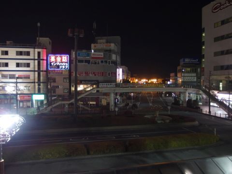 0時30分頃、久喜駅西口二階テラスから眺めるロータリー周辺。