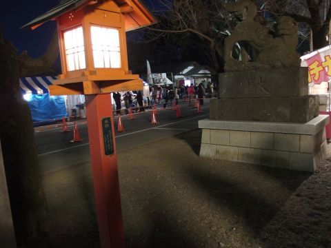 参道の左側にある鷲宮神社の駐車場にはテントが張られて売店が広がりますが、残念ながら閉店の時間でした。