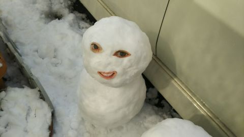 怖い雪だるまです。広告チラシの人の顔パーツを切り抜いて貼り付けました。