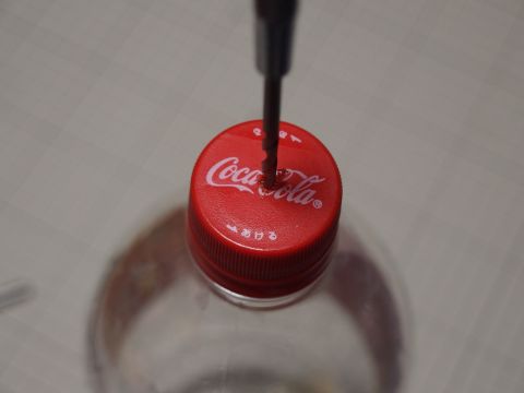 ペットボトルキャップにドリルやキリで穴をあけます。