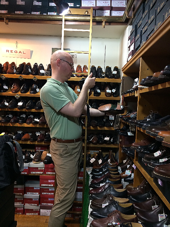 イェスペル・インゲヴァルソンさん、大喜靴店を撮影中