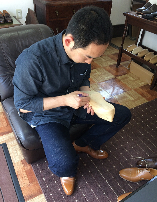 村田英治さん、イェスペル・インゲヴァルソンさんの仮縫い靴チェック中