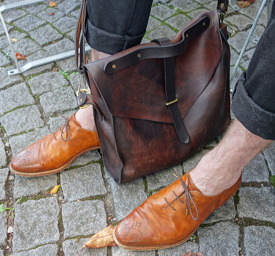 テオ・ハセットさんの靴と鞄
