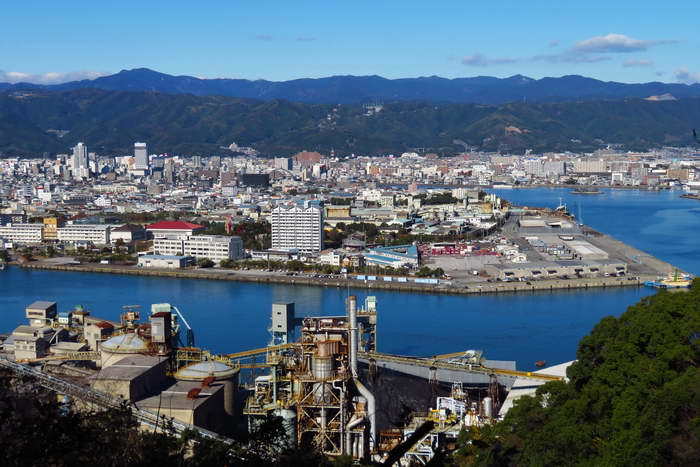 高知港と太平洋ｾﾒﾝﾄ土佐工場