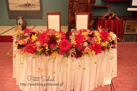 赤い　メインテーブル装花　和　