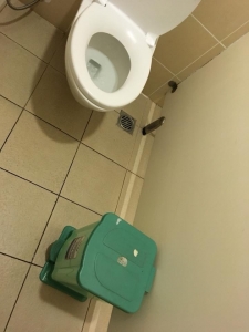 ハノイ空港のトイレ 紙は流してはいけない