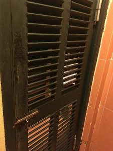 レストランのおトイレのドアは まさかの透かし！