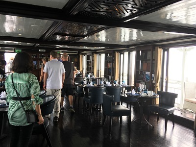 船内のレストラン。