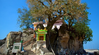 Dinh Cau Rock (Cua Temple)